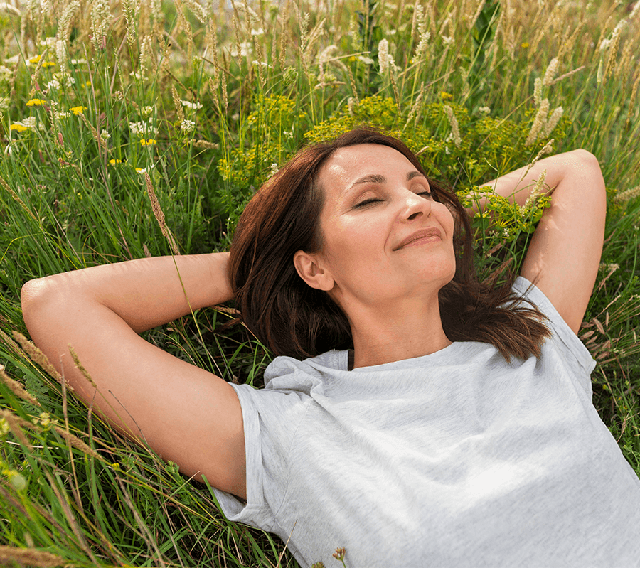 Natural woman video. Травы для расслабления. Снижение либидо после 45 лет у женщин. В высокой траве наслаждаюсь ароматами картинки. Girl lying on grass.